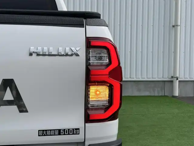 トヨタ ハイラックス Z 香川県 2021(令3)年 2.6万km スーパーホワイトⅡ 登録時走行距離：25681km/トヨタセーフティーセンス/→プリクラッシュセーフティ/→先行車発進アラート/→レーントレーシングアシスト/→レーダークルーズコントロール/→レーンキープアシスト/ALPINE11型ディスプレイオーディオ/→HDMI接続可能/→AppleCarPlay/AndroidAuto対応/バックカメラ/革巻きステアリング/ステアリングリモコン/ダウンヒルアシストコントロール/LEDヘッドライト/オートハイビーム/オートライト/ドライブレコーダー/純正17インチアルミホイール/スペアキー/スマートキー/プッシュスタート