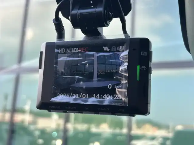 トヨタ ハイラックス Z 香川県 2021(令3)年 2.6万km スーパーホワイトⅡ 登録時走行距離：25681km/トヨタセーフティーセンス/→プリクラッシュセーフティ/→先行車発進アラート/→レーントレーシングアシスト/→レーダークルーズコントロール/→レーンキープアシスト/ALPINE11型ディスプレイオーディオ/→HDMI接続可能/→AppleCarPlay/AndroidAuto対応/バックカメラ/革巻きステアリング/ステアリングリモコン/ダウンヒルアシストコントロール/LEDヘッドライト/オートハイビーム/オートライト/ドライブレコーダー/純正17インチアルミホイール/スペアキー/スマートキー/プッシュスタート