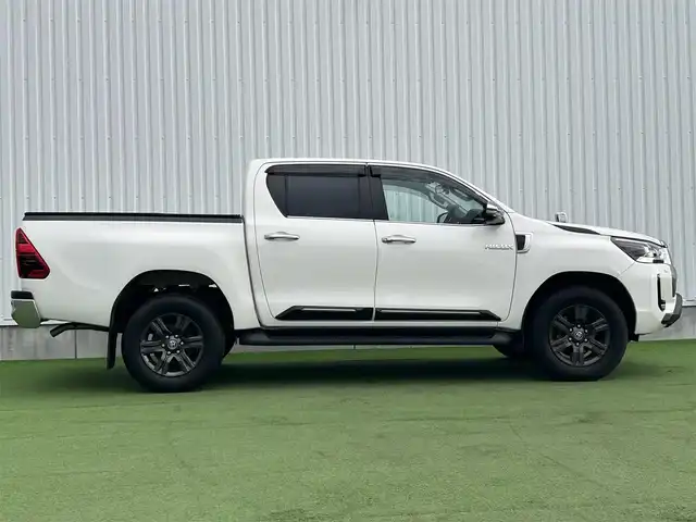 トヨタ ハイラックス Z 香川県 2021(令3)年 2.6万km スーパーホワイトⅡ 登録時走行距離：25681km/トヨタセーフティーセンス/→プリクラッシュセーフティ/→先行車発進アラート/→レーントレーシングアシスト/→レーダークルーズコントロール/→レーンキープアシスト/ALPINE11型ディスプレイオーディオ/→HDMI接続可能/→AppleCarPlay/AndroidAuto対応/バックカメラ/革巻きステアリング/ステアリングリモコン/ダウンヒルアシストコントロール/LEDヘッドライト/オートハイビーム/オートライト/ドライブレコーダー/純正17インチアルミホイール/スペアキー/スマートキー/プッシュスタート