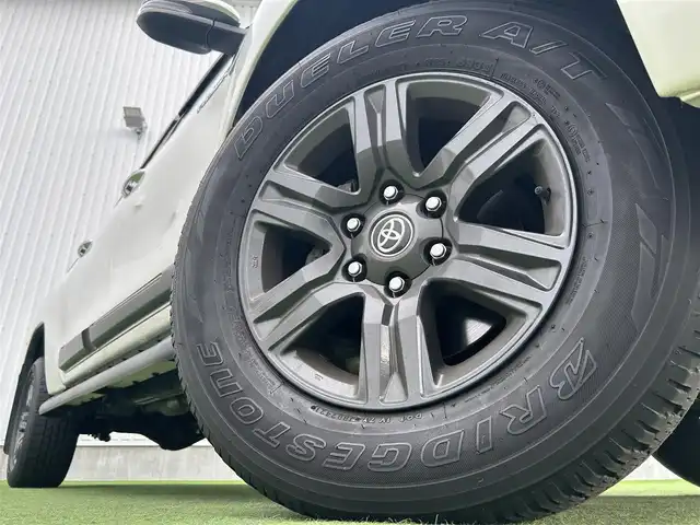 トヨタ ハイラックス Z 香川県 2021(令3)年 2.6万km スーパーホワイトⅡ 登録時走行距離：25681km/トヨタセーフティーセンス/→プリクラッシュセーフティ/→先行車発進アラート/→レーントレーシングアシスト/→レーダークルーズコントロール/→レーンキープアシスト/ALPINE11型ディスプレイオーディオ/→HDMI接続可能/→AppleCarPlay/AndroidAuto対応/バックカメラ/革巻きステアリング/ステアリングリモコン/ダウンヒルアシストコントロール/LEDヘッドライト/オートハイビーム/オートライト/ドライブレコーダー/純正17インチアルミホイール/スペアキー/スマートキー/プッシュスタート