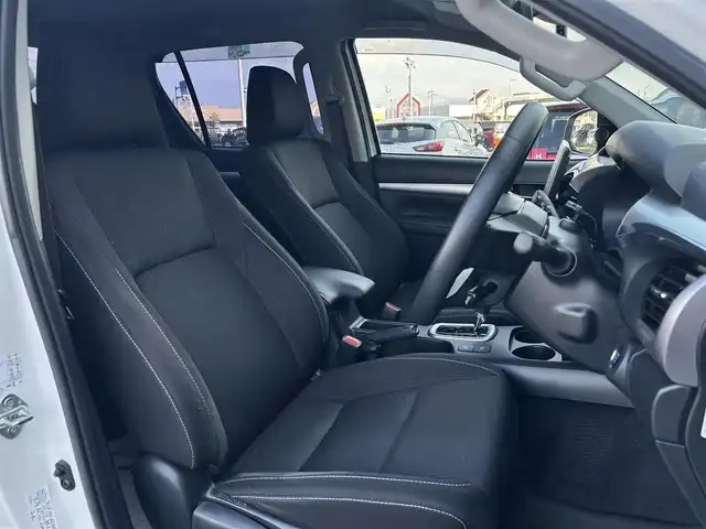 トヨタ ハイラックス Z 香川県 2021(令3)年 2.6万km スーパーホワイトⅡ 登録時走行距離：25681km/トヨタセーフティーセンス/→プリクラッシュセーフティ/→先行車発進アラート/→レーントレーシングアシスト/→レーダークルーズコントロール/→レーンキープアシスト/ALPINE11型ディスプレイオーディオ/→HDMI接続可能/→AppleCarPlay/AndroidAuto対応/バックカメラ/革巻きステアリング/ステアリングリモコン/ダウンヒルアシストコントロール/LEDヘッドライト/オートハイビーム/オートライト/ドライブレコーダー/純正17インチアルミホイール/スペアキー/スマートキー/プッシュスタート