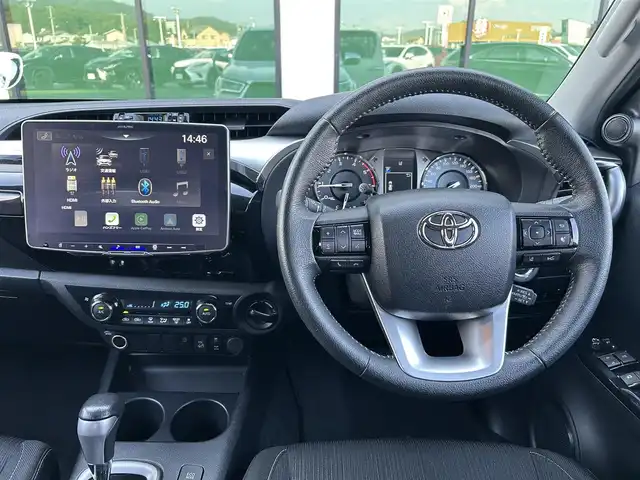 トヨタ ハイラックス Z 香川県 2021(令3)年 2.6万km スーパーホワイトⅡ 登録時走行距離：25681km/トヨタセーフティーセンス/→プリクラッシュセーフティ/→先行車発進アラート/→レーントレーシングアシスト/→レーダークルーズコントロール/→レーンキープアシスト/ALPINE11型ディスプレイオーディオ/→HDMI接続可能/→AppleCarPlay/AndroidAuto対応/バックカメラ/革巻きステアリング/ステアリングリモコン/ダウンヒルアシストコントロール/LEDヘッドライト/オートハイビーム/オートライト/ドライブレコーダー/純正17インチアルミホイール/スペアキー/スマートキー/プッシュスタート