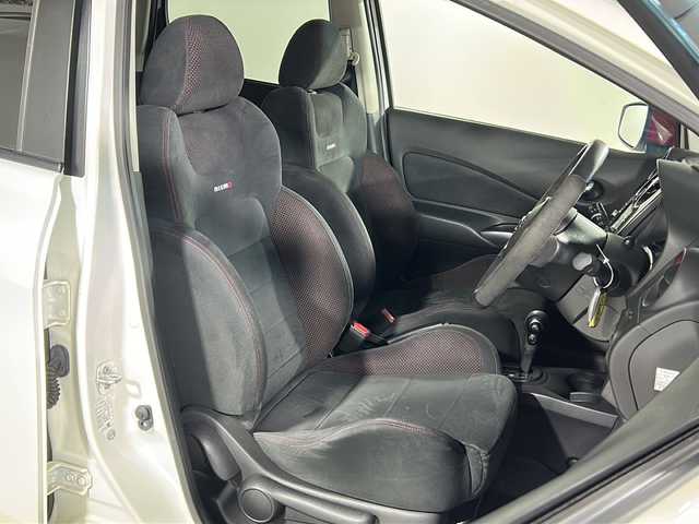 日産 ノート ニスモ 広島県 2015(平27)年 6.8万km ブリリアントホワイトパール 禁煙/NISMO専用スエード調スポーツシート&ドアトリムクロス/LEDヘッドランプ/純正ナビ（MC315D-W）/・フルセグTV/CD/DVD/BT/AUX/SD/バックカメラ/アイドリングストップ/オートライト/前後ドライブレコーダー（HDR965GW）/ETC/フロアマット/純正16インチアルミホイール