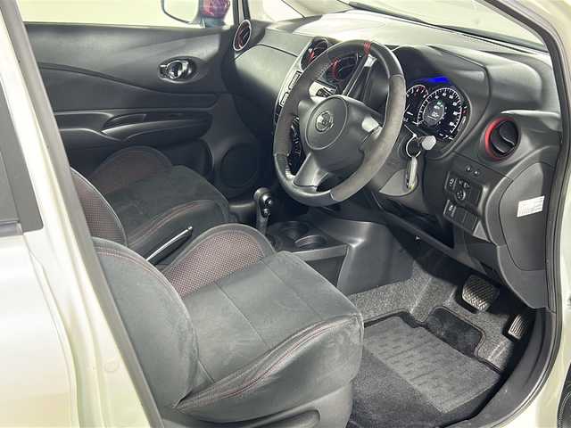 日産 ノート ニスモ 広島県 2015(平27)年 6.8万km ブリリアントホワイトパール 禁煙/NISMO専用スエード調スポーツシート&ドアトリムクロス/LEDヘッドランプ/純正ナビ（MC315D-W）/・フルセグTV/CD/DVD/BT/AUX/SD/バックカメラ/アイドリングストップ/オートライト/前後ドライブレコーダー（HDR965GW）/ETC/フロアマット/純正16インチアルミホイール