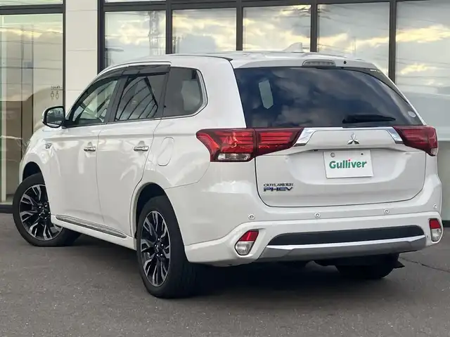 三菱 アウトランダー ＰＨＥＶ G ナビパッケージ 道南・函館 2015(平27)年 6.2万km シルキーホワイト /純正ナビ//フルセグTV//TVキャンセラー//アラウンドビューモニター//運転席パワーシート//前席シートヒーター//ステアリングヒーター//エレクトリックテールゲート//衝突被害軽減システム//ACC//LDW//LEDヘッドライト//オートライト