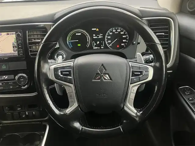 三菱 アウトランダー ＰＨＥＶ G ナビパッケージ 道南・函館 2015(平27)年 6.2万km シルキーホワイト /純正ナビ//フルセグTV//TVキャンセラー//アラウンドビューモニター//運転席パワーシート//前席シートヒーター//ステアリングヒーター//エレクトリックテールゲート//衝突被害軽減システム//ACC//LDW//LEDヘッドライト//オートライト