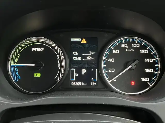 三菱 アウトランダー ＰＨＥＶ G ナビパッケージ 道南・函館 2015(平27)年 6.2万km シルキーホワイト /純正ナビ//フルセグTV//TVキャンセラー//アラウンドビューモニター//運転席パワーシート//前席シートヒーター//ステアリングヒーター//エレクトリックテールゲート//衝突被害軽減システム//ACC//LDW//LEDヘッドライト//オートライト