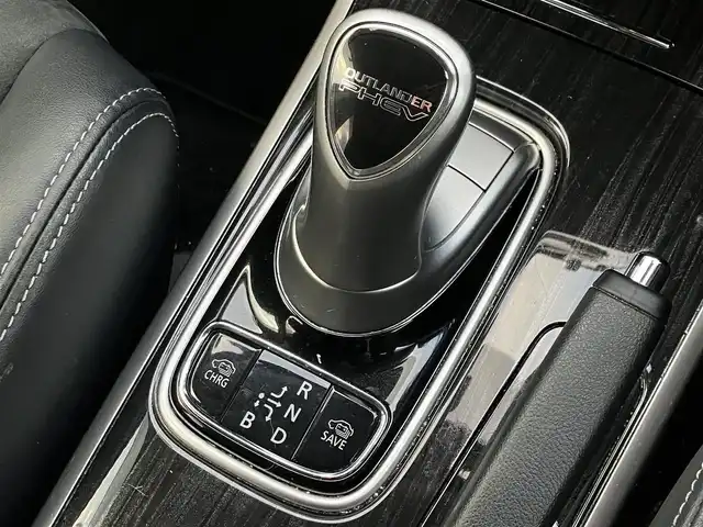 三菱 アウトランダー ＰＨＥＶ G ナビパッケージ 道南・函館 2015(平27)年 6.2万km シルキーホワイト /純正ナビ//フルセグTV//TVキャンセラー//アラウンドビューモニター//運転席パワーシート//前席シートヒーター//ステアリングヒーター//エレクトリックテールゲート//衝突被害軽減システム//ACC//LDW//LEDヘッドライト//オートライト