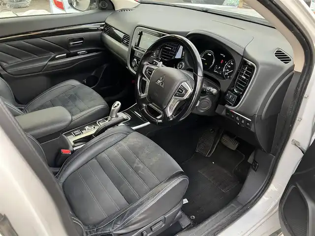 三菱 アウトランダー ＰＨＥＶ G ナビパッケージ 道南・函館 2015(平27)年 6.2万km シルキーホワイト /純正ナビ//フルセグTV//TVキャンセラー//アラウンドビューモニター//運転席パワーシート//前席シートヒーター//ステアリングヒーター//エレクトリックテールゲート//衝突被害軽減システム//ACC//LDW//LEDヘッドライト//オートライト