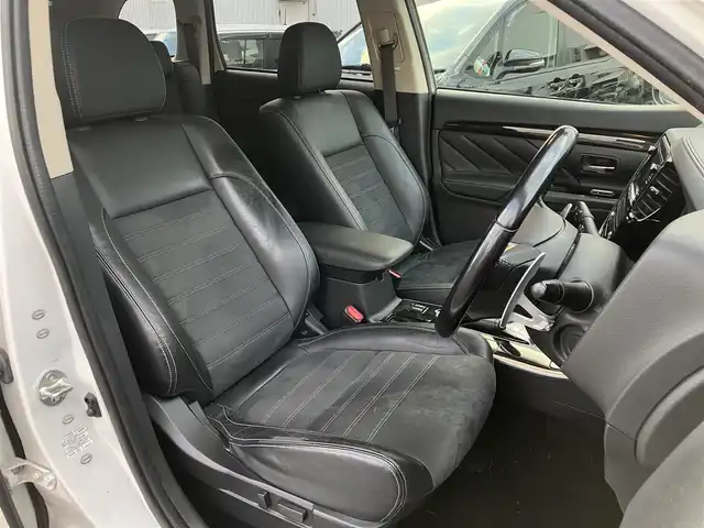 三菱 アウトランダー ＰＨＥＶ G ナビパッケージ 道南・函館 2015(平27)年 6.2万km シルキーホワイト /純正ナビ//フルセグTV//TVキャンセラー//アラウンドビューモニター//運転席パワーシート//前席シートヒーター//ステアリングヒーター//エレクトリックテールゲート//衝突被害軽減システム//ACC//LDW//LEDヘッドライト//オートライト