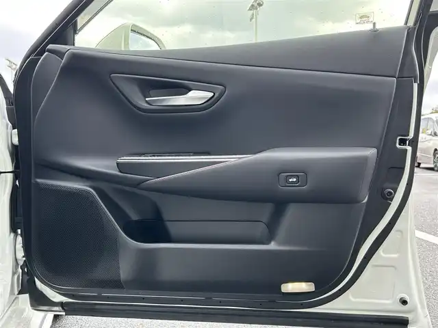 トヨタ クラウン ハイブリッド RS リミテッド 島根県 2020(令2)年 2.8万km ホワイトパールクリスタルシャイン 登録時走行距離27695km/取扱説明書【車両/ナビ】/保証書/サンルーフ/純正ナビ【CD/DVD/Blu-lay/Bluetooth】/フルセグテレビ/全周囲カメラ/プリクラッシュセーフティシステム/レーンキープアシスト/レーダークルーズコントロール/ブラインドスポットモニター/クリアランスソナー/リアクロストラフィック/パーキングサポート/プッシュスタート/スマートキー(スペアスマートキー×1)/ハーフレザーシート/前席パワーシート/前席シートヒーター/ステアリングヒーター/LEDヘッドライト/オートライト/オートハイビーム/前後ドライブレコーダー/ビルトインETC/純正18インチAW/禁煙車