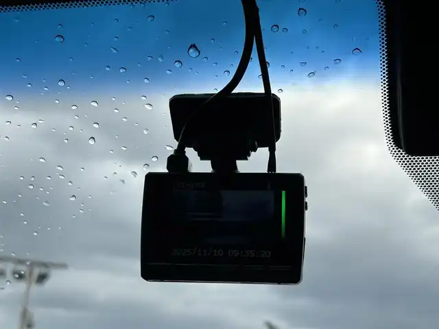 トヨタ クラウン ハイブリッド RS リミテッド 島根県 2020(令2)年 2.8万km ホワイトパールクリスタルシャイン 登録時走行距離27695km/取扱説明書【車両/ナビ】/保証書/サンルーフ/純正ナビ【CD/DVD/Blu-lay/Bluetooth】/フルセグテレビ/全周囲カメラ/プリクラッシュセーフティシステム/レーンキープアシスト/レーダークルーズコントロール/ブラインドスポットモニター/クリアランスソナー/リアクロストラフィック/パーキングサポート/プッシュスタート/スマートキー(スペアスマートキー×1)/ハーフレザーシート/前席パワーシート/前席シートヒーター/ステアリングヒーター/LEDヘッドライト/オートライト/オートハイビーム/前後ドライブレコーダー/ビルトインETC/純正18インチAW/禁煙車