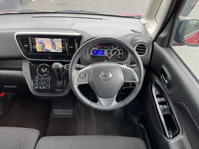 日産 デイズ ルークス ハイウェイスターX 千葉県 2018(平30)年 6.4万km スパークリングレッド/ブラック 純正メモリナビ/(フルセグTV/BT/CD/DVD/FM/AM)/全周囲カメラ/ドライブレコーダー/衝突被害軽減システム/車線逸脱警報/片側パワースライドドア/横滑り防止装置/ETC/アイドリングストップ/LEDヘッドライト/フォグランプ/オートライト/ウィンカーミラー/電動格納ミラー/純正14インチAW/シートリフター/プッシュスタート/スマートキー/フロアマット/スペアキー