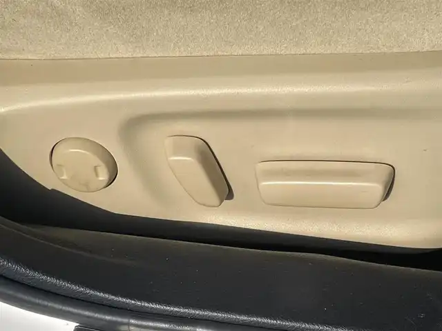 トヨタ クラウン ロイヤル ロイヤルサルーン 福岡県 2013(平25)年 8.9万km ホワイトパールクリスタルシャイン 純正マルチナビ　バックカメラ　クルーズコントロール　フルセグＴＶ　ＣＤ／ＤＶＤ再生　ブルートゥース　パワーシート　ＥＴＣ　ＨＩＤオートライト　フォグランプ　スマートキー　プッシュスタート　純正１６ＡＷ