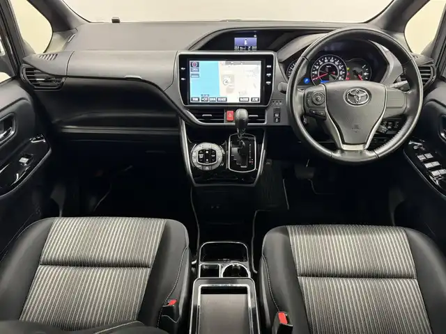 トヨタ ヴォクシー ZS 煌 三重県 2018(平30)年 1.9万km イナズマスパーキングブラックガラスフレーク ガソリン/FF/MTモード付インパネCVT/純正 10インチナビ NSZN-Z66T/（AM/FM/CD/DVD/TV/SD/SDREC/Bluetooth）/バックガイドモニター/両側パワースライドドア/ドライブレコーダー前方/ビルトイン ETC2.0/Toyota Safety Sense/・PCS：プリクラッシュセーフティ/・LDA：レーンディパーチャーアラート/・AHB：オートハイビーム/・横滑り防止装置/など/装備/・【DOP】電子インナーミラー/・クルーズコントロール/・左右独立温度調整＆後席独立調整オートエアコン/・オートライト/・LED ヘッドランプ＆フロントフォグランプ/・ステアリングスイッチ/・プッシュスタート/・充電用USBジャックx2/・純正16inAW/・パワーステアリング/・全ドアパワーウインドウ/・保/取/・スマートキーx2/など