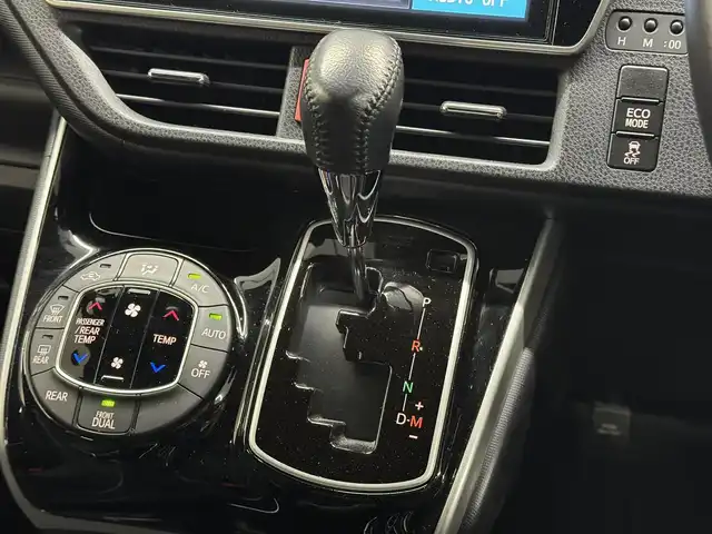 トヨタ ヴォクシー ZS 煌 三重県 2018(平30)年 1.9万km イナズマスパーキングブラックガラスフレーク ガソリン/FF/MTモード付インパネCVT/純正 10インチナビ NSZN-Z66T/（AM/FM/CD/DVD/TV/SD/SDREC/Bluetooth）/バックガイドモニター/両側パワースライドドア/ドライブレコーダー前方/ビルトイン ETC2.0/Toyota Safety Sense/・PCS：プリクラッシュセーフティ/・LDA：レーンディパーチャーアラート/・AHB：オートハイビーム/・横滑り防止装置/など/装備/・【DOP】電子インナーミラー/・クルーズコントロール/・左右独立温度調整＆後席独立調整オートエアコン/・オートライト/・LED ヘッドランプ＆フロントフォグランプ/・ステアリングスイッチ/・プッシュスタート/・充電用USBジャックx2/・純正16inAW/・パワーステアリング/・全ドアパワーウインドウ/・保/取/・スマートキーx2/など