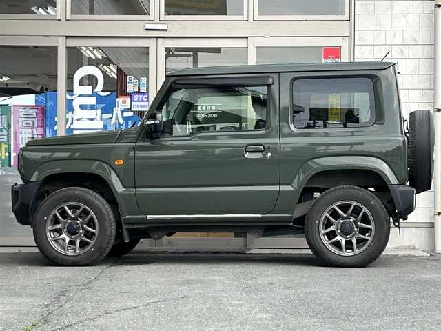 スズキ ジムニー XC 岩手県 2019(令1)年 1.5万km ジャングルグリーン ・4WD/・社外ナビ（CN-RZ743W）/・フルセグTV/・AM/FM/CD/DVD/SD/Bluetooth/・バックカメラ/・プッシュスタート/・スマートキー/・スペアキー1本/・横滑り防止/・ダウンヒルコントロール/・コーナーセンサー/・シートヒーター（前席）/・クルーズコントロール（追従無し）/・ETC/・5速MT/・電格ウィンカーミラー/・革巻きステアリング/・純正ドアバイザー/・純正AW16インチ