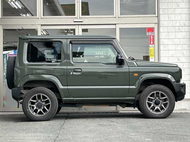 スズキ ジムニー XC 岩手県 2019(令1)年 1.5万km ジャングルグリーン ・4WD/・社外ナビ（CN-RZ743W）/・フルセグTV/・AM/FM/CD/DVD/SD/Bluetooth/・バックカメラ/・プッシュスタート/・スマートキー/・スペアキー1本/・横滑り防止/・ダウンヒルコントロール/・コーナーセンサー/・シートヒーター（前席）/・クルーズコントロール（追従無し）/・ETC/・5速MT/・電格ウィンカーミラー/・革巻きステアリング/・純正ドアバイザー/・純正AW16インチ