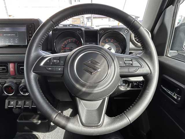 スズキ ジムニー XC 岩手県 2019(令1)年 1.5万km ジャングルグリーン ・4WD/・社外ナビ（CN-RZ743W）/・フルセグTV/・AM/FM/CD/DVD/SD/Bluetooth/・バックカメラ/・プッシュスタート/・スマートキー/・スペアキー1本/・横滑り防止/・ダウンヒルコントロール/・コーナーセンサー/・シートヒーター（前席）/・クルーズコントロール（追従無し）/・ETC/・5速MT/・電格ウィンカーミラー/・革巻きステアリング/・純正ドアバイザー/・純正AW16インチ