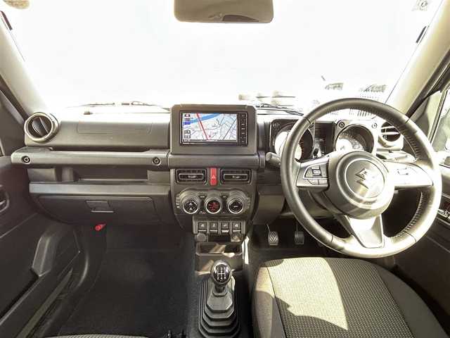 スズキ ジムニー XC 岩手県 2019(令1)年 1.5万km ジャングルグリーン ・4WD/・社外ナビ（CN-RZ743W）/・フルセグTV/・AM/FM/CD/DVD/SD/Bluetooth/・バックカメラ/・プッシュスタート/・スマートキー/・スペアキー1本/・横滑り防止/・ダウンヒルコントロール/・コーナーセンサー/・シートヒーター（前席）/・クルーズコントロール（追従無し）/・ETC/・5速MT/・電格ウィンカーミラー/・革巻きステアリング/・純正ドアバイザー/・純正AW16インチ