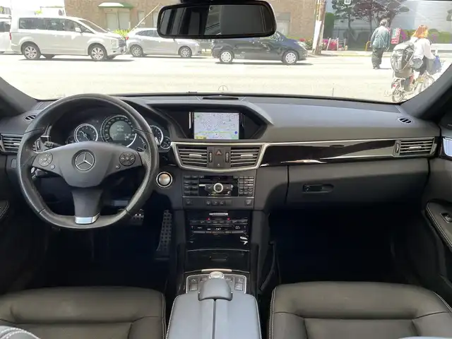 メルセデス・ベンツ Ｅ５５０ アバンギャルド 東京都 2009(平21)年 8.8万km カルサイトホワイト 登録時走行87995km/純正HDDナビ・フルセグTV/バックカメラ/ハーマンカードンサウンドシステム/サンルーフ/黒革シート/キーレスゴー/HIDライト/前席パワーシート＆シートヒーター/電動サンシェード/ETC/クルーズコントロール/コーナーセンサー/H22.23.24.25.26.27.28.29.30.R1.2.3.4.5.6年記録簿/新車時整備手帳・取説/スペアキー
