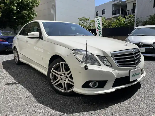 メルセデス・ベンツ Ｅ５５０ アバンギャルド 東京都 2009(平21)年 8.8万km カルサイトホワイト 登録時走行87995km/純正HDDナビ・フルセグTV/バックカメラ/ハーマンカードンサウンドシステム/サンルーフ/黒革シート/キーレスゴー/HIDライト/前席パワーシート＆シートヒーター/電動サンシェード/ETC/クルーズコントロール/コーナーセンサー/H22.23.24.25.26.27.28.29.30.R1.2.3.4.5.6年記録簿/新車時整備手帳・取説/スペアキー