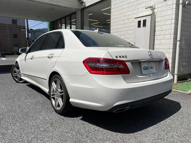 メルセデス・ベンツ Ｅ５５０ アバンギャルド 東京都 2009(平21)年 8.8万km カルサイトホワイト 登録時走行87995km/純正HDDナビ・フルセグTV/バックカメラ/ハーマンカードンサウンドシステム/サンルーフ/黒革シート/キーレスゴー/HIDライト/前席パワーシート＆シートヒーター/電動サンシェード/ETC/クルーズコントロール/コーナーセンサー/H22.23.24.25.26.27.28.29.30.R1.2.3.4.5.6年記録簿/新車時整備手帳・取説/スペアキー