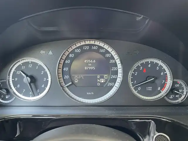 メルセデス・ベンツ Ｅ５５０ アバンギャルド 東京都 2009(平21)年 8.8万km カルサイトホワイト 登録時走行87995km/純正HDDナビ・フルセグTV/バックカメラ/ハーマンカードンサウンドシステム/サンルーフ/黒革シート/キーレスゴー/HIDライト/前席パワーシート＆シートヒーター/電動サンシェード/ETC/クルーズコントロール/コーナーセンサー/H22.23.24.25.26.27.28.29.30.R1.2.3.4.5.6年記録簿/新車時整備手帳・取説/スペアキー