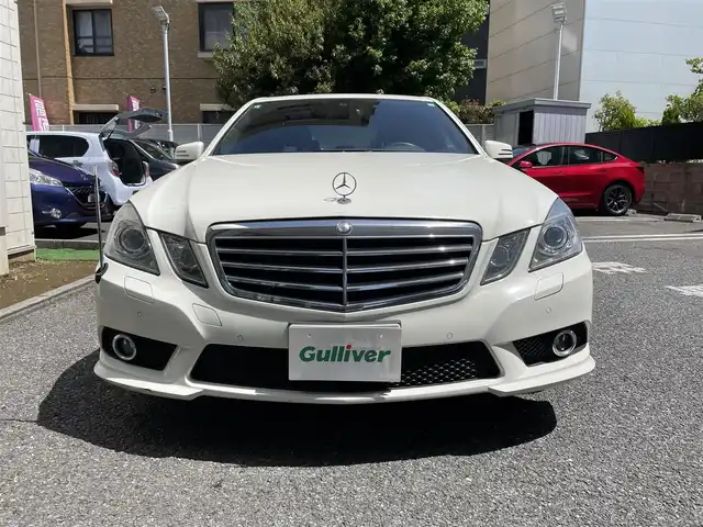 メルセデス・ベンツ Ｅ５５０ アバンギャルド 東京都 2009(平21)年 8.8万km カルサイトホワイト 登録時走行87995km/純正HDDナビ・フルセグTV/バックカメラ/ハーマンカードンサウンドシステム/サンルーフ/黒革シート/キーレスゴー/HIDライト/前席パワーシート＆シートヒーター/電動サンシェード/ETC/クルーズコントロール/コーナーセンサー/H22.23.24.25.26.27.28.29.30.R1.2.3.4.5.6年記録簿/新車時整備手帳・取説/スペアキー