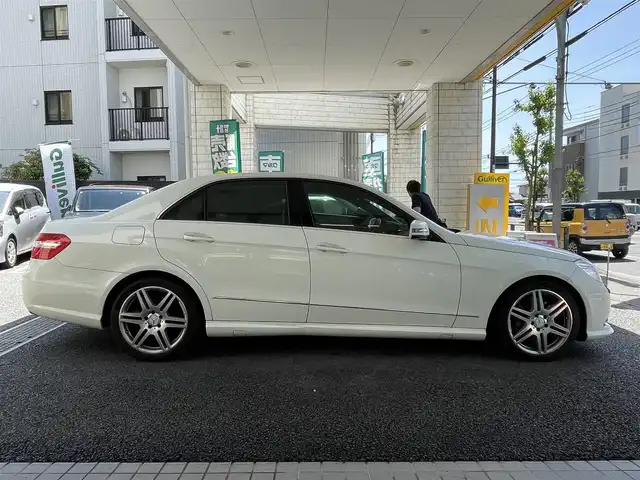 メルセデス・ベンツ Ｅ５５０ アバンギャルド 東京都 2009(平21)年 8.8万km カルサイトホワイト 登録時走行87995km/純正HDDナビ・フルセグTV/バックカメラ/ハーマンカードンサウンドシステム/サンルーフ/黒革シート/キーレスゴー/HIDライト/前席パワーシート＆シートヒーター/電動サンシェード/ETC/クルーズコントロール/コーナーセンサー/H22.23.24.25.26.27.28.29.30.R1.2.3.4.5.6年記録簿/新車時整備手帳・取説/スペアキー