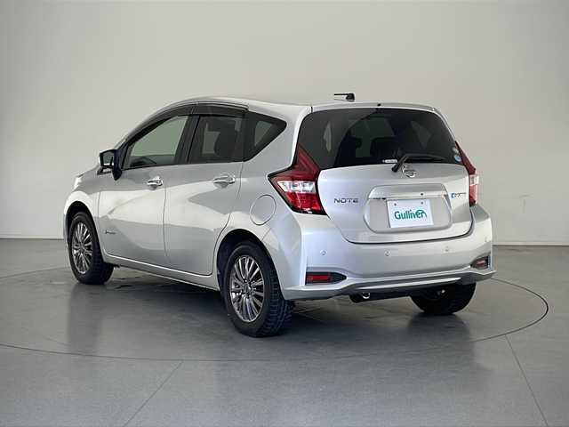 日産 ノート e－パワーX FOUR Vセレ 長野県 2020(令2)年 4.4万km ブリリアントシルバー 4WD/純正SDナビ&フルセグTV&CD&DVD&BT/車線逸脱警報/衝突軽減ブレーキ/センターデフロック/デジタルインナーミラー/バックカメラ/ETC/LEDヘッドライト/オートライト/電動格納ミラー/ウィンカーミラー/社外15インチAW付スタッドレスタイヤ装着/純正フロアマット/純正ドアバイザー/プッシュスタート/スマートキー/スペアキー1本/取扱説明書