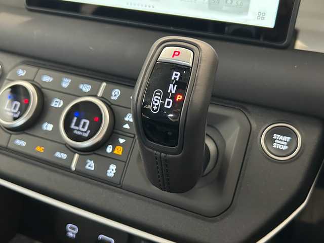 ランドローバー ランドローバー ディフェンダー 110S 熊本県 2024(令6)年 0.9万km サントリーニブラック ・スマートキー/・プッシュスタート/・パノラマサンルーフ/・エマージェンシーブレーキ/・ホイール情報/・水中走行検知/・低トラクション発進/・スローブアシスト/・ドライバーコンディションモニタ/・オートマチックパーキングエイド/・リアトラフィックモニタ/・レーンアシスト/・クルーズコントロール(追従式)/・電子制御エアサスペンション/・黒革シート/・前パワーシート/・前席シートヒーター /・ハンドルヒーター /・純正メモリナビ/　【Bluetooth・USB・AppleCarPlay・AndroidAuto】/・フルセグTV/・全方位カメラ/・ETC2.0/・ドライブレコーダー(前後録画)/・LEDヘッドランプ/・LEDフォグランプ/・純正ラバーマット/・保証書/取説