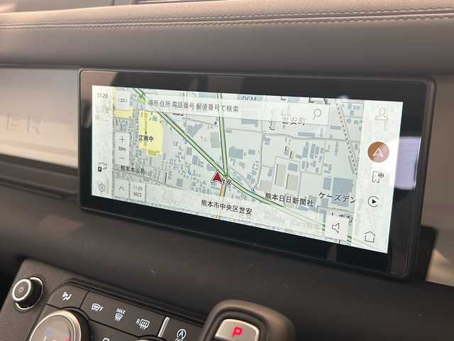 ランドローバー ランドローバー ディフェンダー 110S 熊本県 2024(令6)年 0.9万km サントリーニブラック ・スマートキー/・プッシュスタート/・パノラマサンルーフ/・エマージェンシーブレーキ/・ホイール情報/・水中走行検知/・低トラクション発進/・スローブアシスト/・ドライバーコンディションモニタ/・オートマチックパーキングエイド/・リアトラフィックモニタ/・レーンアシスト/・クルーズコントロール(追従式)/・電子制御エアサスペンション/・黒革シート/・前パワーシート/・前席シートヒーター /・ハンドルヒーター /・純正メモリナビ/　【Bluetooth・USB・AppleCarPlay・AndroidAuto】/・フルセグTV/・全方位カメラ/・ETC2.0/・ドライブレコーダー(前後録画)/・LEDヘッドランプ/・LEDフォグランプ/・純正ラバーマット/・保証書/取説