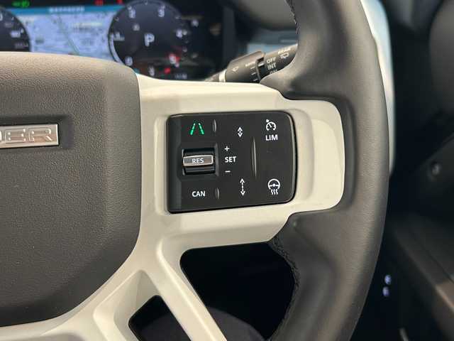 ランドローバー ランドローバー ディフェンダー 110S 熊本県 2024(令6)年 0.9万km サントリーニブラック ・スマートキー/・プッシュスタート/・パノラマサンルーフ/・エマージェンシーブレーキ/・ホイール情報/・水中走行検知/・低トラクション発進/・スローブアシスト/・ドライバーコンディションモニタ/・オートマチックパーキングエイド/・リアトラフィックモニタ/・レーンアシスト/・クルーズコントロール(追従式)/・電子制御エアサスペンション/・黒革シート/・前パワーシート/・前席シートヒーター /・ハンドルヒーター /・純正メモリナビ/　【Bluetooth・USB・AppleCarPlay・AndroidAuto】/・フルセグTV/・全方位カメラ/・ETC2.0/・ドライブレコーダー(前後録画)/・LEDヘッドランプ/・LEDフォグランプ/・純正ラバーマット/・保証書/取説