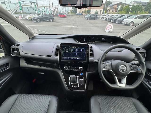 日産 セレナ e－パワー ハイウェイスター V 静岡県 2021(令3)年 1.2万km オレンジ ●純正10インチナビ/(フルセグ/CD/DVD/Blu-ray/Bluetooth)/●合皮シート/●全方位カメラ/●レーダークルーズコントロール/●ブラインドスポットモニター/●衝突被害軽減システム/●レーンキープアシスト/●前後コーナーセンサー/●電動パーキングブレーキ/●オートブレーキホールド/●LEDライト＆フォグランプ/●オートライト/●革巻きステアリング/●ステアリングスイッチ/●ETC2.0/●前方ドライブレコーダー/●デジタルインナーミラー/●両側パワースライドドア/●全席防水シート/●ドアバイザー/●スマートキー/●プッシュスタート/●社外フロアマット/●純正１５インチアルミホイール/●ダブル＋サイドSRS＋ABS