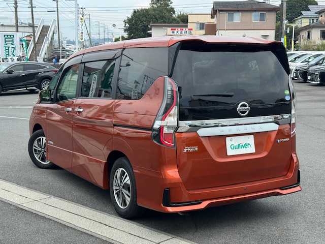 日産 セレナ e－パワー ハイウェイスター V 静岡県 2021(令3)年 1.2万km オレンジ ●純正10インチナビ/(フルセグ/CD/DVD/Blu-ray/Bluetooth)/●合皮シート/●全方位カメラ/●レーダークルーズコントロール/●ブラインドスポットモニター/●衝突被害軽減システム/●レーンキープアシスト/●前後コーナーセンサー/●電動パーキングブレーキ/●オートブレーキホールド/●LEDライト＆フォグランプ/●オートライト/●革巻きステアリング/●ステアリングスイッチ/●ETC2.0/●前方ドライブレコーダー/●デジタルインナーミラー/●両側パワースライドドア/●全席防水シート/●ドアバイザー/●スマートキー/●プッシュスタート/●社外フロアマット/●純正１５インチアルミホイール/●ダブル＋サイドSRS＋ABS