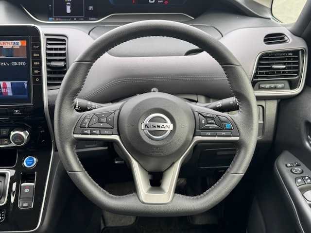 日産 セレナ e－パワー ハイウェイスター V 静岡県 2021(令3)年 1.2万km オレンジ ●純正10インチナビ/(フルセグ/CD/DVD/Blu-ray/Bluetooth)/●合皮シート/●全方位カメラ/●レーダークルーズコントロール/●ブラインドスポットモニター/●衝突被害軽減システム/●レーンキープアシスト/●前後コーナーセンサー/●電動パーキングブレーキ/●オートブレーキホールド/●LEDライト＆フォグランプ/●オートライト/●革巻きステアリング/●ステアリングスイッチ/●ETC2.0/●前方ドライブレコーダー/●デジタルインナーミラー/●両側パワースライドドア/●全席防水シート/●ドアバイザー/●スマートキー/●プッシュスタート/●社外フロアマット/●純正１５インチアルミホイール/●ダブル＋サイドSRS＋ABS