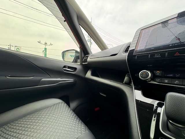 日産 セレナ e－パワー ハイウェイスター V 静岡県 2021(令3)年 1.2万km オレンジ ●純正10インチナビ/(フルセグ/CD/DVD/Blu-ray/Bluetooth)/●合皮シート/●全方位カメラ/●レーダークルーズコントロール/●ブラインドスポットモニター/●衝突被害軽減システム/●レーンキープアシスト/●前後コーナーセンサー/●電動パーキングブレーキ/●オートブレーキホールド/●LEDライト＆フォグランプ/●オートライト/●革巻きステアリング/●ステアリングスイッチ/●ETC2.0/●前方ドライブレコーダー/●デジタルインナーミラー/●両側パワースライドドア/●全席防水シート/●ドアバイザー/●スマートキー/●プッシュスタート/●社外フロアマット/●純正１５インチアルミホイール/●ダブル＋サイドSRS＋ABS
