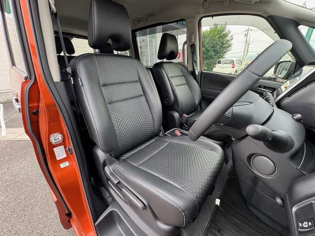日産 セレナ e－パワー ハイウェイスター V 静岡県 2021(令3)年 1.2万km オレンジ ●純正10インチナビ/(フルセグ/CD/DVD/Blu-ray/Bluetooth)/●合皮シート/●全方位カメラ/●レーダークルーズコントロール/●ブラインドスポットモニター/●衝突被害軽減システム/●レーンキープアシスト/●前後コーナーセンサー/●電動パーキングブレーキ/●オートブレーキホールド/●LEDライト＆フォグランプ/●オートライト/●革巻きステアリング/●ステアリングスイッチ/●ETC2.0/●前方ドライブレコーダー/●デジタルインナーミラー/●両側パワースライドドア/●全席防水シート/●ドアバイザー/●スマートキー/●プッシュスタート/●社外フロアマット/●純正１５インチアルミホイール/●ダブル＋サイドSRS＋ABS