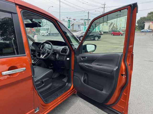 日産 セレナ e－パワー ハイウェイスター V 静岡県 2021(令3)年 1.2万km オレンジ ●純正10インチナビ/(フルセグ/CD/DVD/Blu-ray/Bluetooth)/●合皮シート/●全方位カメラ/●レーダークルーズコントロール/●ブラインドスポットモニター/●衝突被害軽減システム/●レーンキープアシスト/●前後コーナーセンサー/●電動パーキングブレーキ/●オートブレーキホールド/●LEDライト＆フォグランプ/●オートライト/●革巻きステアリング/●ステアリングスイッチ/●ETC2.0/●前方ドライブレコーダー/●デジタルインナーミラー/●両側パワースライドドア/●全席防水シート/●ドアバイザー/●スマートキー/●プッシュスタート/●社外フロアマット/●純正１５インチアルミホイール/●ダブル＋サイドSRS＋ABS