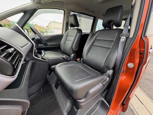 日産 セレナ e－パワー ハイウェイスター V 静岡県 2021(令3)年 1.2万km オレンジ ●純正10インチナビ/(フルセグ/CD/DVD/Blu-ray/Bluetooth)/●合皮シート/●全方位カメラ/●レーダークルーズコントロール/●ブラインドスポットモニター/●衝突被害軽減システム/●レーンキープアシスト/●前後コーナーセンサー/●電動パーキングブレーキ/●オートブレーキホールド/●LEDライト＆フォグランプ/●オートライト/●革巻きステアリング/●ステアリングスイッチ/●ETC2.0/●前方ドライブレコーダー/●デジタルインナーミラー/●両側パワースライドドア/●全席防水シート/●ドアバイザー/●スマートキー/●プッシュスタート/●社外フロアマット/●純正１５インチアルミホイール/●ダブル＋サイドSRS＋ABS