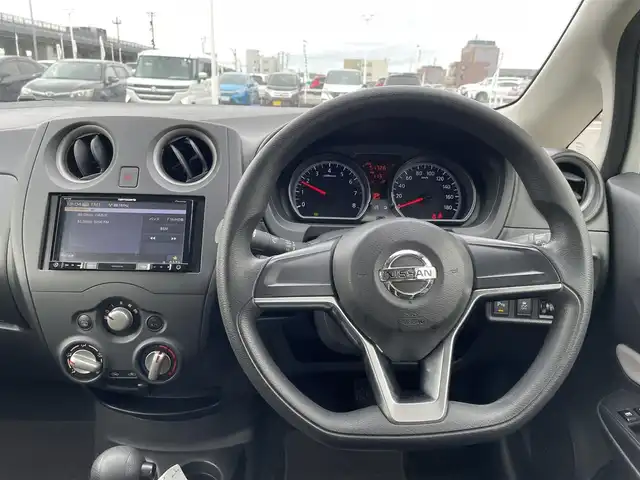 日産 ノート X 石川県 2018(平30)年 5.2万km ブリリアントホワイトパール 社外メモリーナビ/バックカメラ/インテリキー/プッシュスタート/電動ミラー/エマージェンシーブレーキ/コーナーセンサー/フロアマット