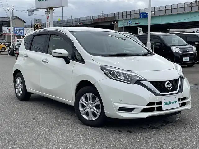 日産 ノート X 石川県 2018(平30)年 5.2万km ブリリアントホワイトパール 社外メモリーナビ/バックカメラ/インテリキー/プッシュスタート/電動ミラー/エマージェンシーブレーキ/コーナーセンサー/フロアマット