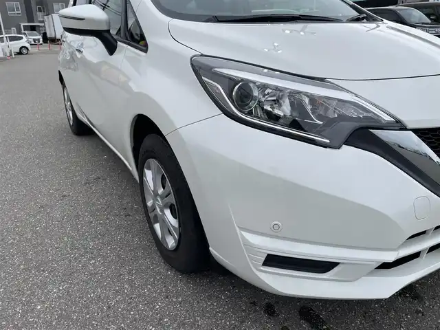 日産 ノート X 石川県 2018(平30)年 5.2万km ブリリアントホワイトパール 社外メモリーナビ/バックカメラ/インテリキー/プッシュスタート/電動ミラー/エマージェンシーブレーキ/コーナーセンサー/フロアマット