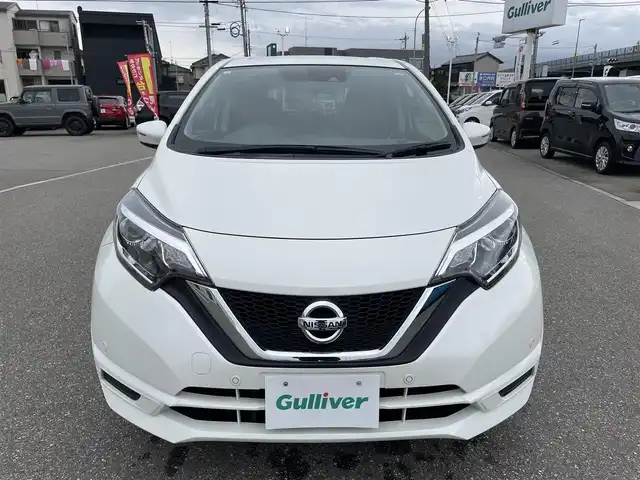 日産 ノート X 石川県 2018(平30)年 5.2万km ブリリアントホワイトパール 社外メモリーナビ/バックカメラ/インテリキー/プッシュスタート/電動ミラー/エマージェンシーブレーキ/コーナーセンサー/フロアマット