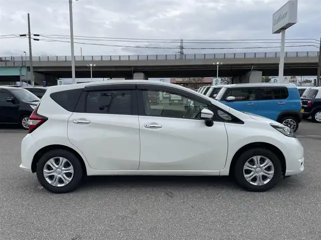 日産 ノート X 石川県 2018(平30)年 5.2万km ブリリアントホワイトパール 社外メモリーナビ/バックカメラ/インテリキー/プッシュスタート/電動ミラー/エマージェンシーブレーキ/コーナーセンサー/フロアマット