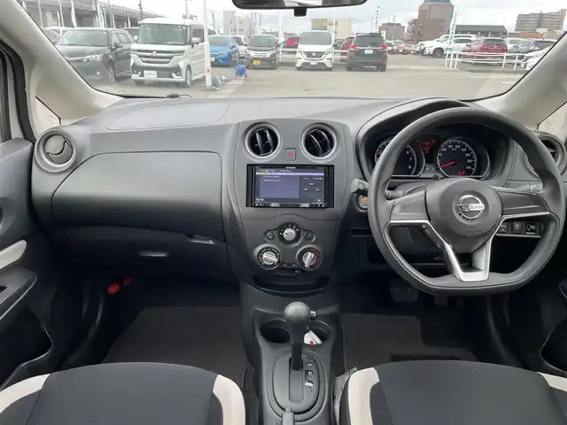 日産 ノート X 石川県 2018(平30)年 5.2万km ブリリアントホワイトパール 社外メモリーナビ/バックカメラ/インテリキー/プッシュスタート/電動ミラー/エマージェンシーブレーキ/コーナーセンサー/フロアマット