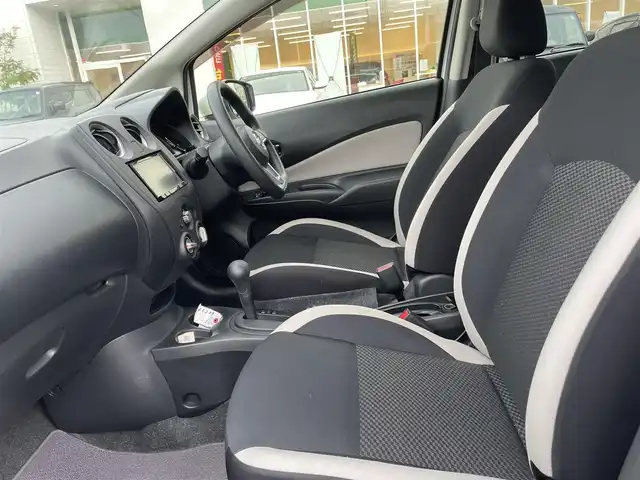 日産 ノート X 石川県 2018(平30)年 5.2万km ブリリアントホワイトパール 社外メモリーナビ/バックカメラ/インテリキー/プッシュスタート/電動ミラー/エマージェンシーブレーキ/コーナーセンサー/フロアマット
