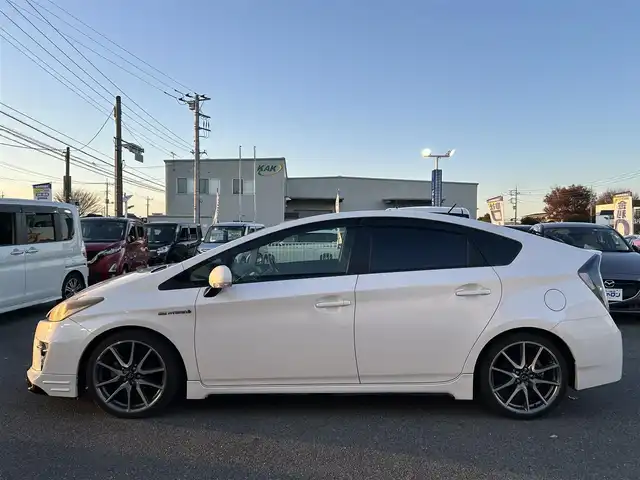 トヨタ プリウス S ツーリングセレ G’s 群馬県 2013(平25)年 9.4万km ホワイトパールクリスタルシャイン (株)IDOMが運営する【じしゃロン伊勢崎店】の自社ローン専用車両になりますこちらは現金またはオートローンご利用時の価格です。自社ローンご希望の方は別途その旨お申付け下さい/社外SDナビゲーション/バックカメラ/CD/DVD/SD/BT/DTV/ビルトインETC/オートライト/フォグライト/ドアバイザー/純正フロアマット