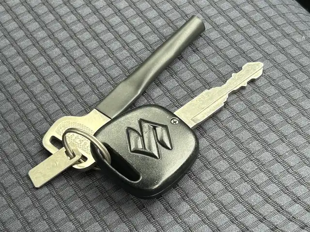 スズキ アルト L 愛媛県 2021(令3)年 2万km スペリアホワイト 純正オーディオ/AM・FM/CD/AUX/オートライト/横滑り防止装置/電動格納ドアミラー/D席シートヒーター/アイドリングストップ/リモコンキー/スペアキー/横滑り防止装置/盗難防止装置/ハロゲンヘッドライト/純正フロアマット/純正ホイールキャップ